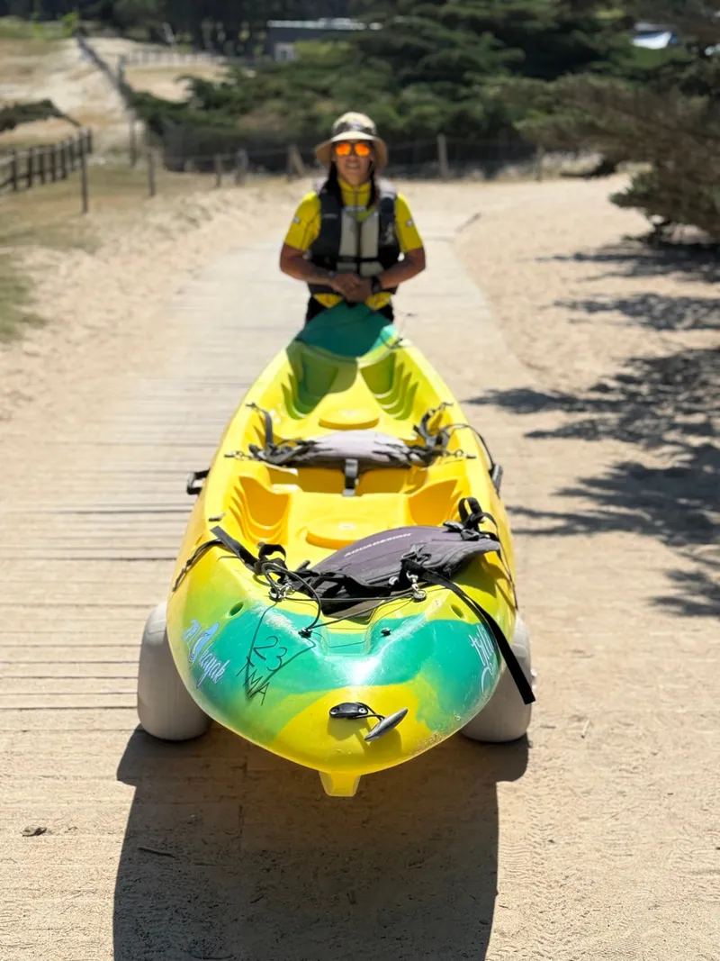 Kayak autovideur transporté sur la plage au départ de Penthièvre