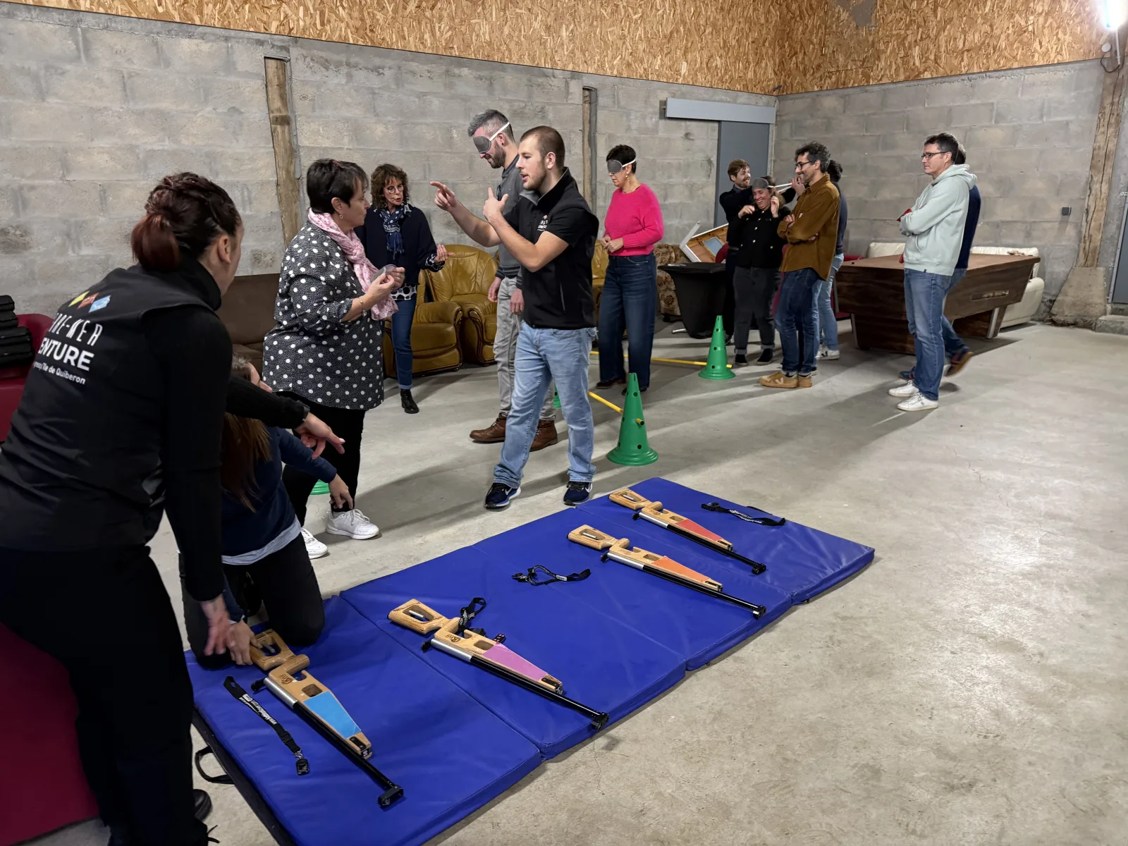Biathlon Breton : exercice de cohésion en binôme yeux bandés encadré par les moniteurs Terre Mer Aventure à Quiberon Bretagne Sud