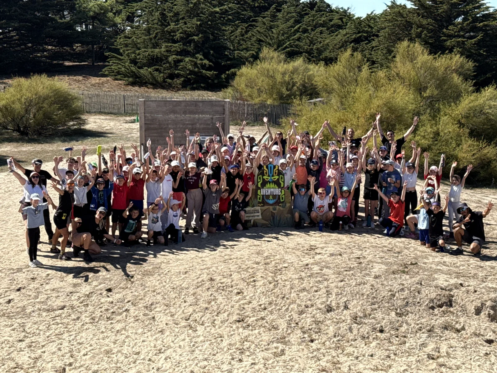 Stage Robinson : adolescents participant à un exercice de construction collective avec des rondins de bois lors d'un stage de cohésion en Bretagne Sud