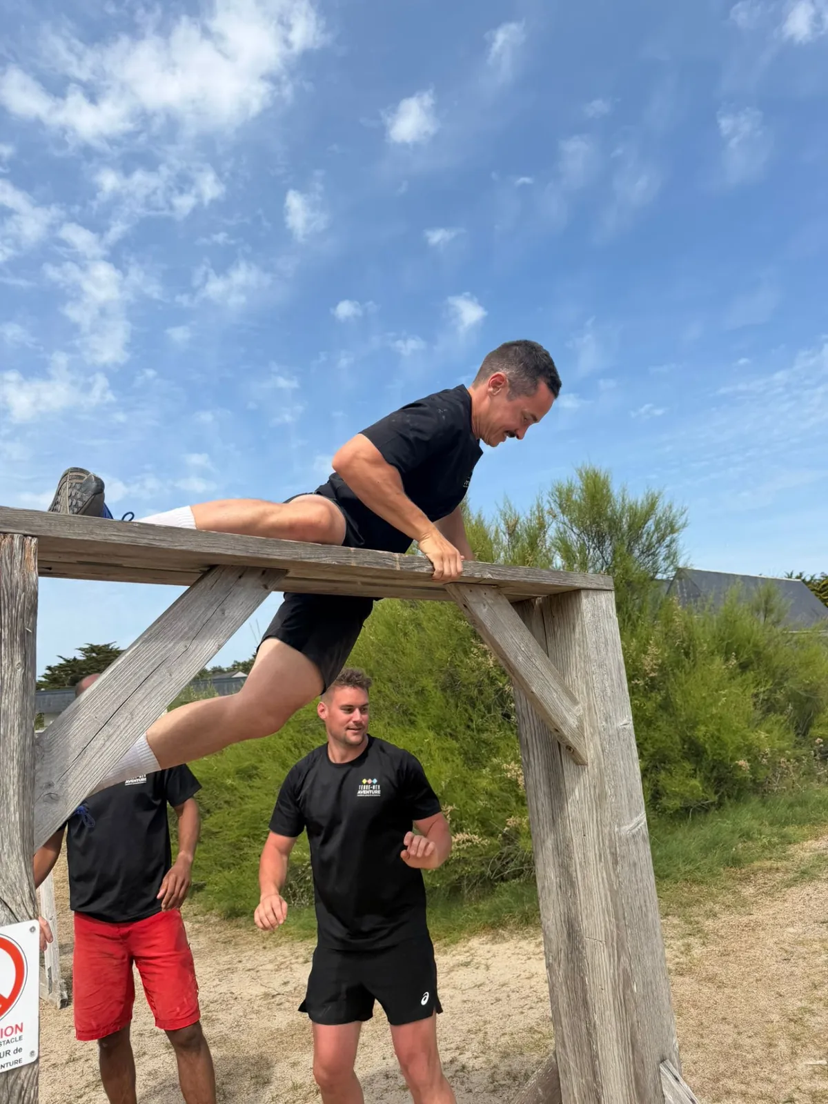 Épreuve d'agilité sur parcours en bois lors d'une Aqua kib aventure à Quiberon (esprit Koh Lanta)