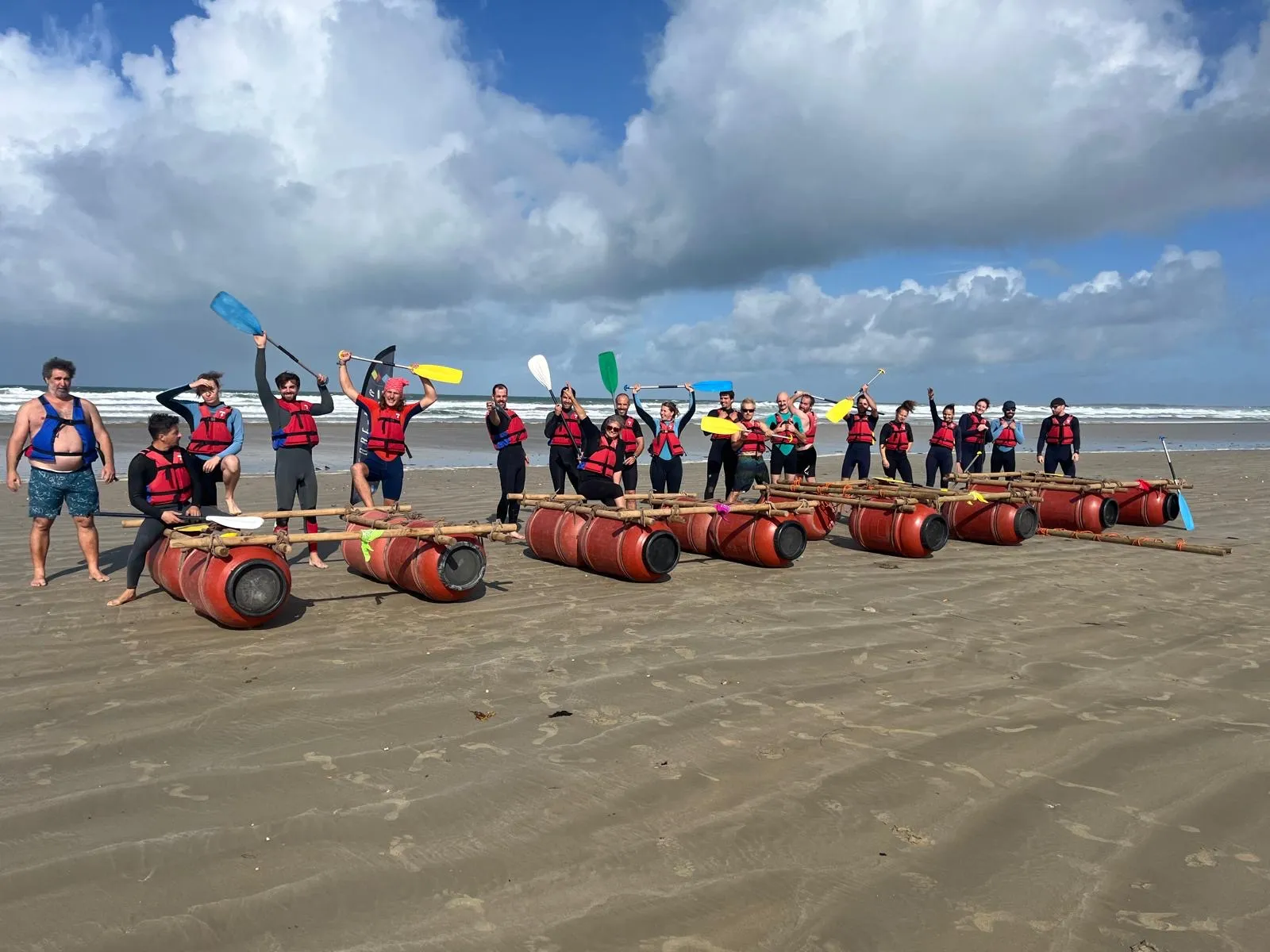 Équipes et radeaux en bidons prêts à naviguer, Aqua kib aventure Quiberon (esprit Koh Lanta)