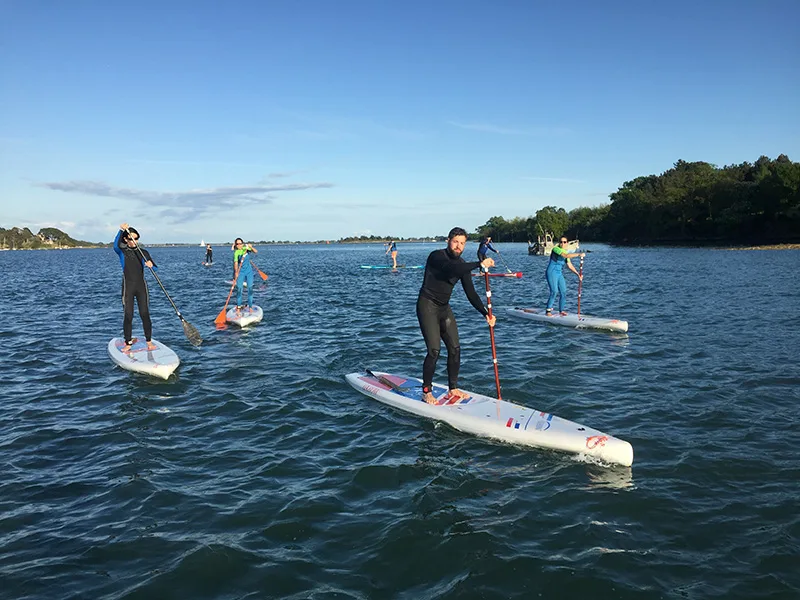 Balade en paddle sur une eau calme en Presqu'île de Quiberon, encadrée par un moniteur