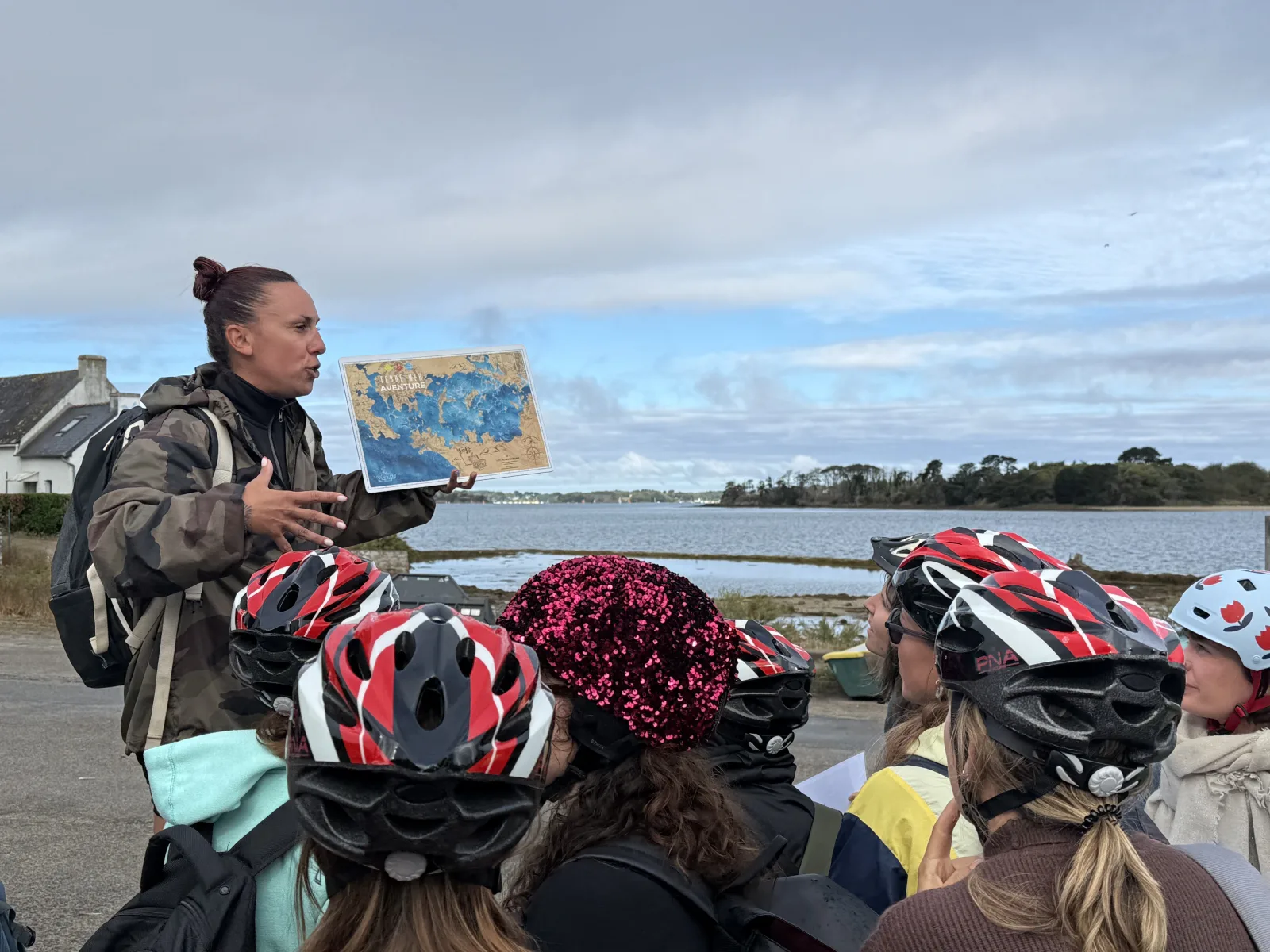 Rallye vélo : briefing d'orientation par une monitrice Terre Mer Aventure avant le départ à vélo sur la presqu'île de Quiberon Bretagne Sud