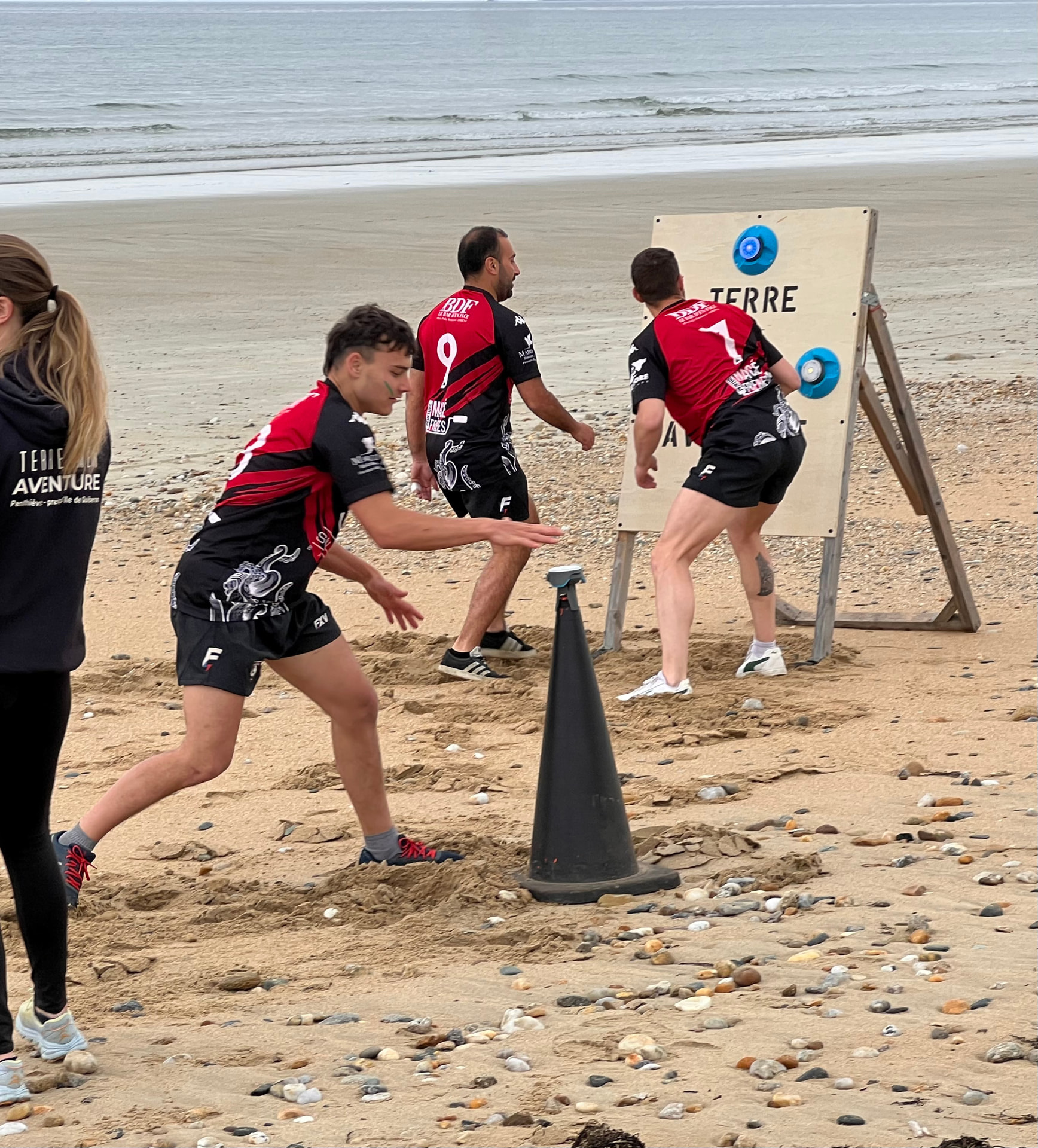 Défi des dunes : défi collectif sur la plage de Penthièvre avec cibles et précision