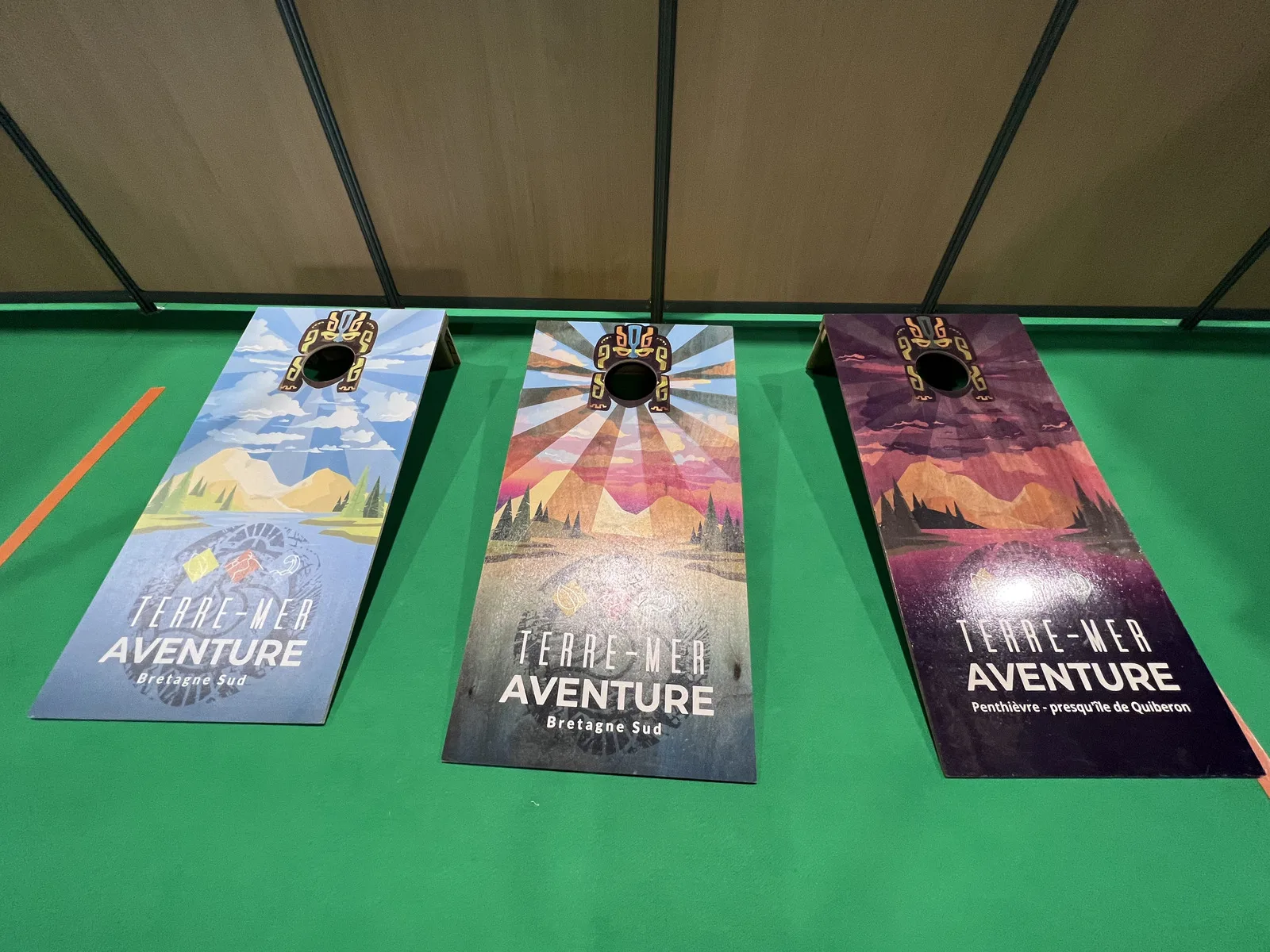 Trois plateaux de cornhole en bois décorés aux couleurs Terre-Mer Aventure Bretagne Sud, jeux d'adresse géants en bois à Quiberon