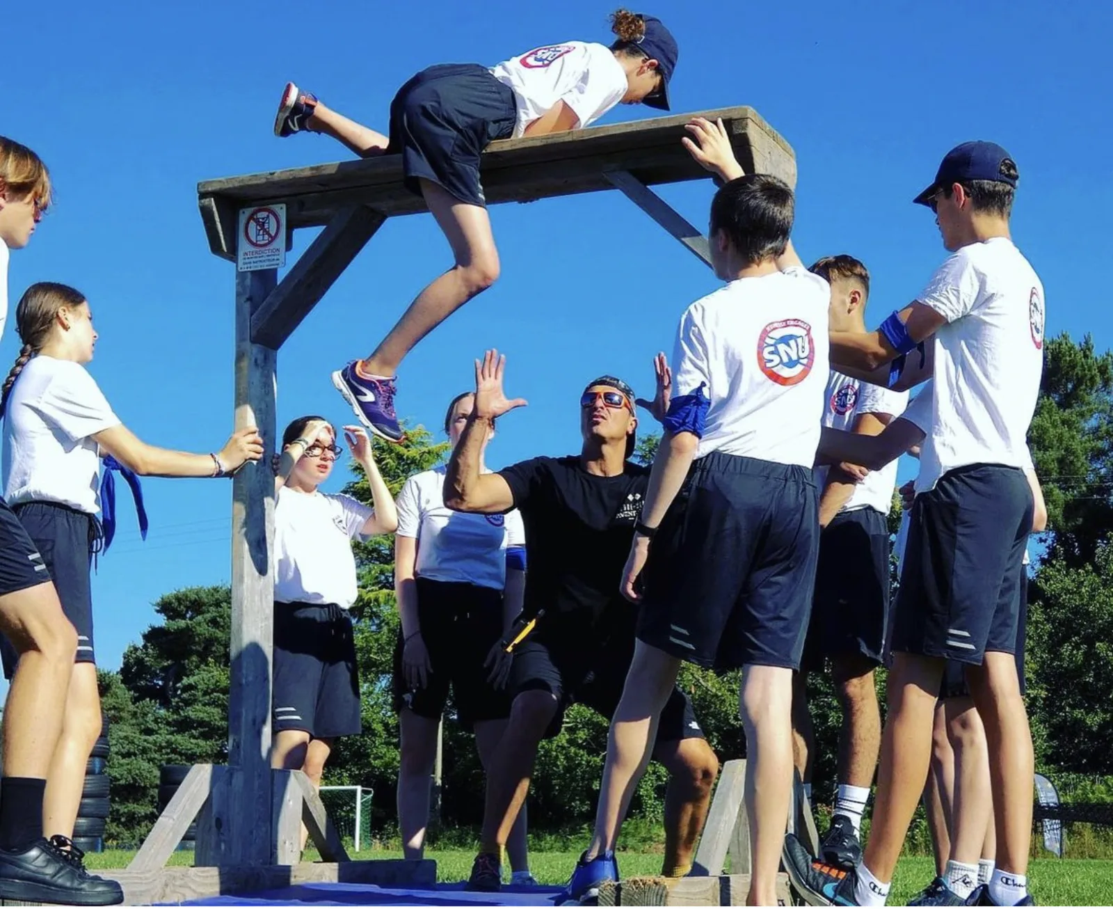 Stage Robinson : parcours d'obstacles en bois franchi par des jeunes en cohésion sur la presqu'île de Quiberon Bretagne Sud