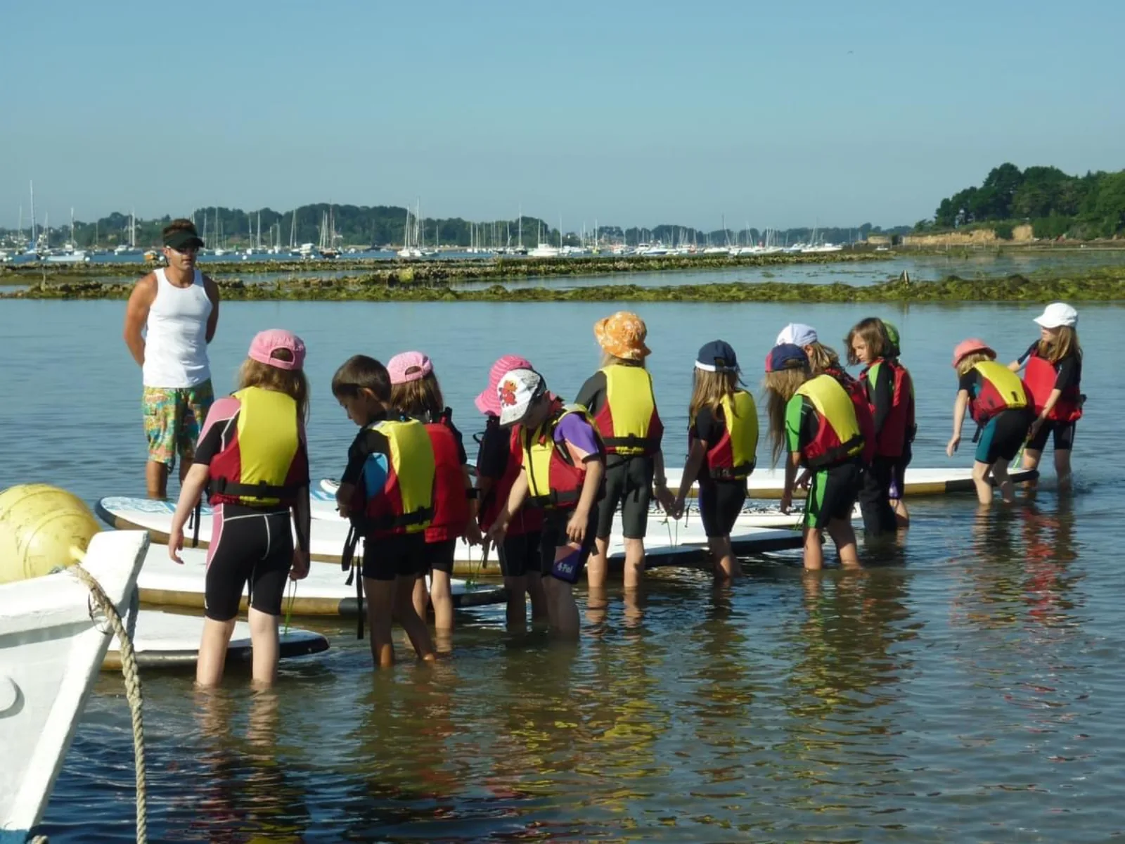 Initiation paddle pour enfants encadrés par un moniteur, baie de Quiberon Bretagne Sud