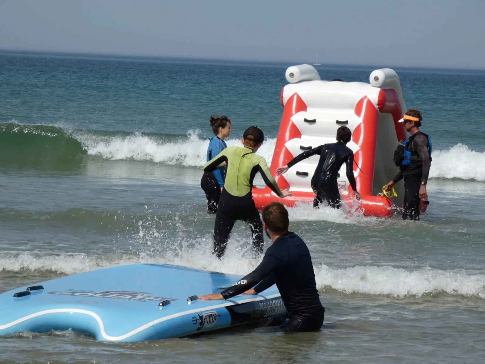 Parcours aquatique gonflable Goliath en mer lors d'une séance de jeux nautiques à Quiberon — planche et structure d'escalade sur la baie