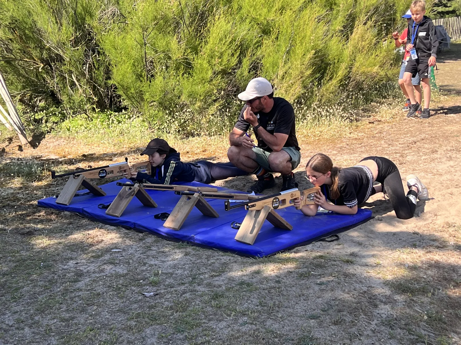 Biathlon Breton : initiation au tir laser pour enfants encadrés par un moniteur sur la presqu'île de Quiberon Bretagne Sud