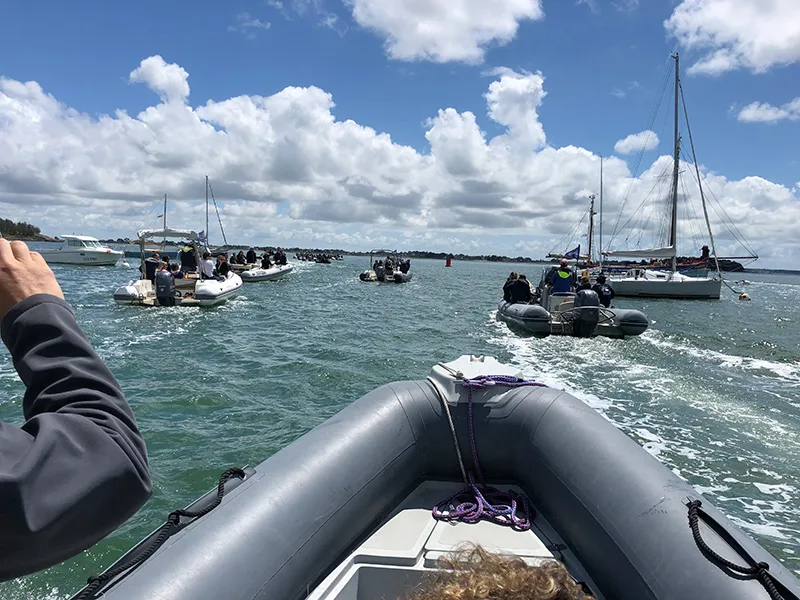 Convoi de bateaux semi-rigides chargés de participants traversant la baie de Quiberon par mer calme