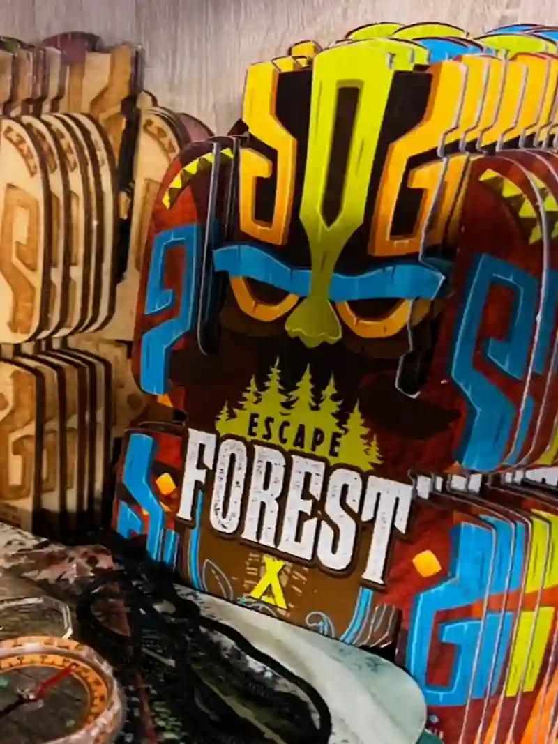 Matériel d'escape forest et course d'orientation : boussole et plaques en forêt